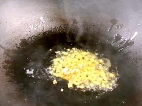 热锅给油，爆香姜末