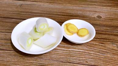 大葱洗净切段，姜洗净切片备用