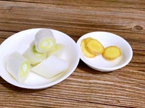 大葱洗净切段，姜洗净切片备用