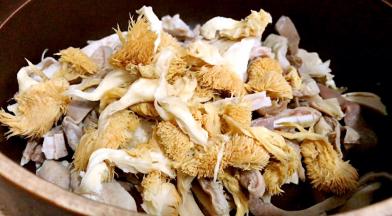 备 一砂锅，放入猪肚、猴头菇