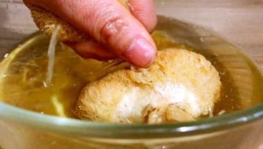 猴头菇提前浸泡两天，中间换两次水，每次捏干洗净