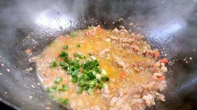 关火后放入葱末即可