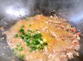 关火后放入葱末即可