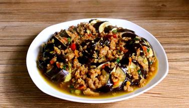 倒入刚蒸出锅的盘龙茄子上面即可