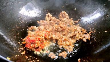 加入蒜蓉剁椒炒香