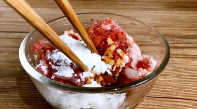 将五花肉末放入碗内，加入少许盐、料酒、生抽、淀粉拌匀腌制一会