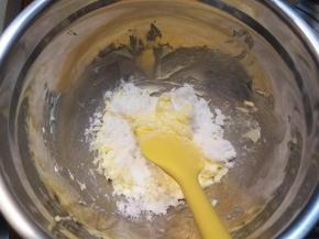 把黄油加入盆内，加入砂糖用刮刀按压式拌匀。