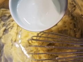 一点点地加入水混合。