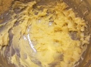 面糊差不多混合的状态。注意不要让太多的空气进入面糊中。