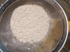 将粉类过筛加入，用刮刀从右上方开始，向左下方以按压式的方式搅拌，注意不要搅拌过度。