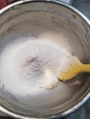 刚开始的时候有点难以搅拌，但是慢慢会混合到一起的。冰皮非常软，混合后就不要再搅拌了。