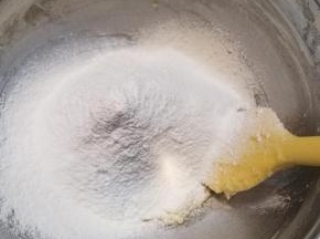 刚开始的时候有点难以搅拌，但是慢慢会混合到一起的。冰皮非常软，混合后就不要再搅拌了。