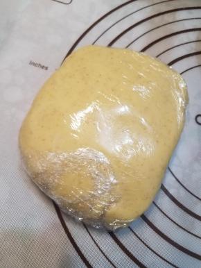 把面团用保鲜膜包起来冷藏30分钟。