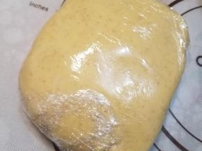把面团用保鲜膜包起来冷藏30分钟。