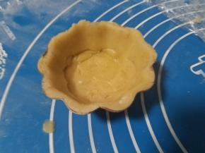 再次放入冰箱冷藏30分钟，取出后揭掉保鲜膜，去掉多余冰皮。