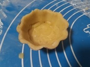 再次放入冰箱冷藏30分钟，取出后揭掉保鲜膜，去掉多余冰皮。