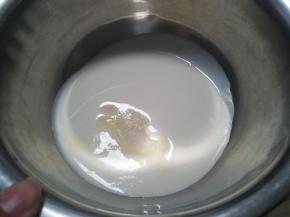 淡奶油加10g细砂糖打发至纹路不消失即可。