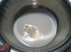 淡奶油加10g细砂糖打发至纹路不消失即可。