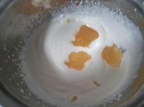 把丘比的果酱加入打发好的淡奶油内。