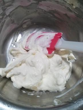 把丘比的果酱加入打发好的淡奶油内。