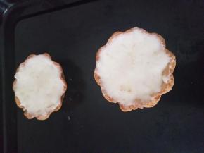 然后把白桃奶油馅装入凉透的挞皮内，再烤制5分钟，表面光滑即可。