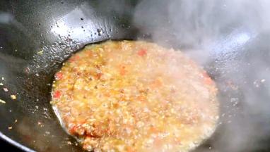 加入少许清水，煮沸