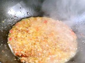 加入少许清水，煮沸