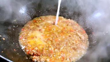 调味味精，淋入淀粉水勾芡