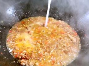 调味味精，淋入淀粉水勾芡