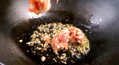 加入五花肉末煸炒出香味