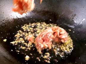 加入五花肉末煸炒出香味