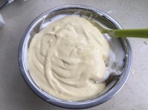 然后再把拌匀的面糊倒入蛋白盆里