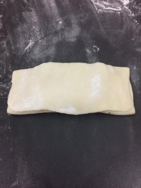 上面的往下折，折好后，两边捏一下