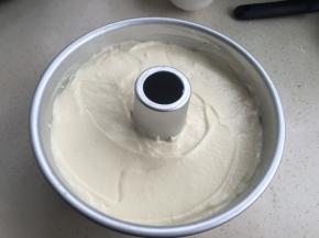 从10厘米高处倒入模具，震几下抹平。放入烤箱中下层135度烤40分钟，再转到150度烤20分钟。