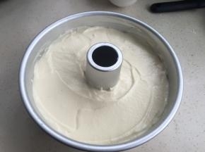 从10厘米高处倒入模具，震几下抹平。放入烤箱中下层135度烤40分钟，再转到150度烤20分钟。