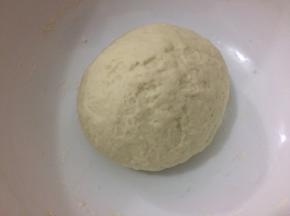 和成面团，盖上保鲜膜发酵三十分钟