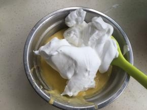 取1/3蛋白放入蛋黄糊里翻拌均匀