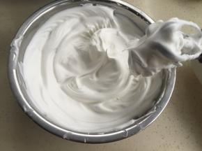 打发到拉起直立小三角。（此时烤箱开始预热上下火135度