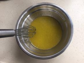 40克南瓜切块与40克水打糊。取70克南瓜糊和50克玉米油搅匀