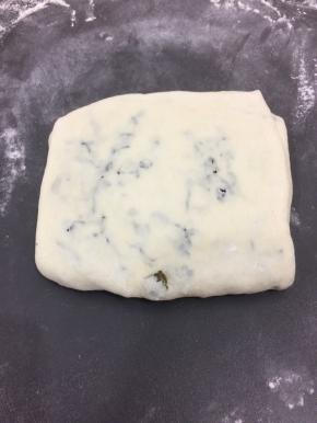 用擀面杖擀成方形