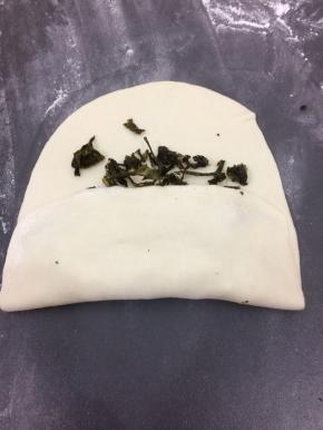 从底部向上往中间折