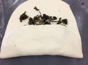 从底部向上往中间折