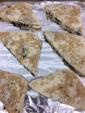 放入烤盘中在饧二十分钟左右，饧好后放入提前预热好的烤箱中，中层170度烤20分钟即可