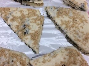 放入烤盘中在饧二十分钟左右，饧好后放入提前预热好的烤箱中，中层170度烤20分钟即可