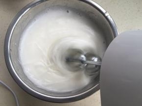 打发到细腻时加入第二份1/3细砂糖