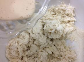 在倒入化开的酵母水