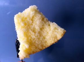 来一块，酥松柔软的蛋糕