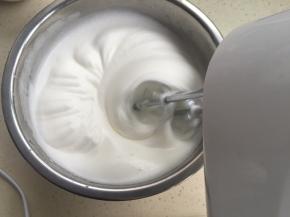 打发到明显纹路时加入最后1/3细砂糖。