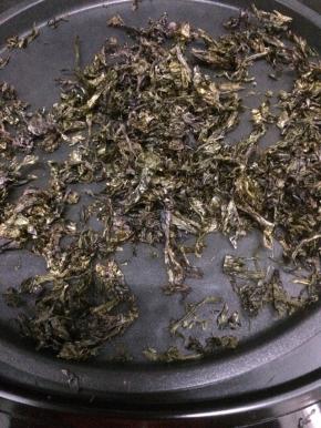 放入锅中炒，炒到绿色为止