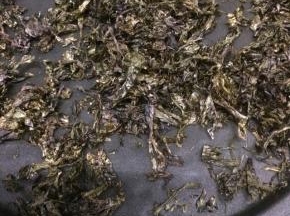 放入锅中炒，炒到绿色为止